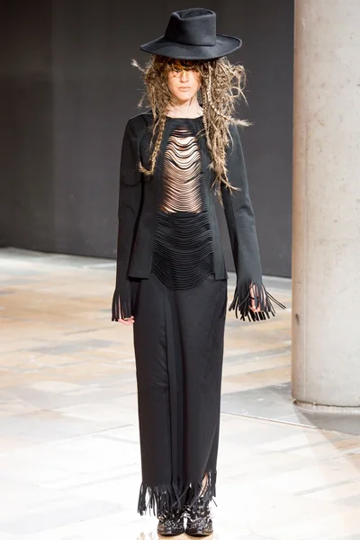 Look 16